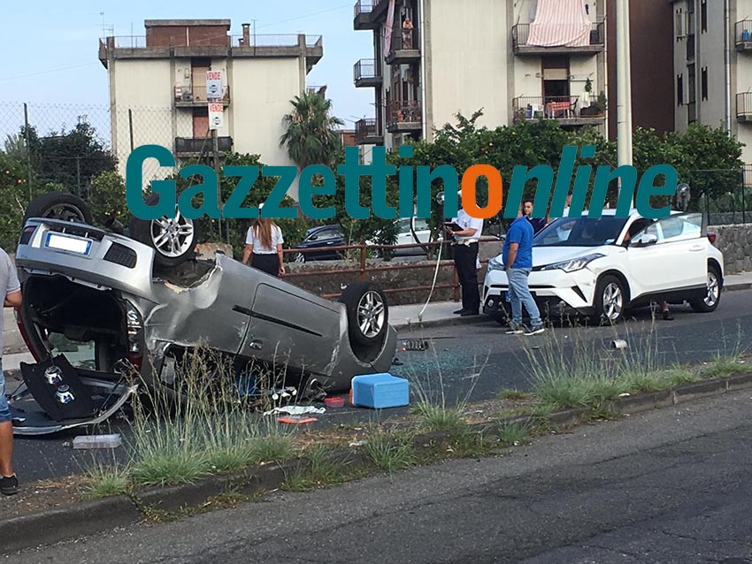 Giarre Rocambolesco Incidente In Via Trieste Unauto Si Ribalta