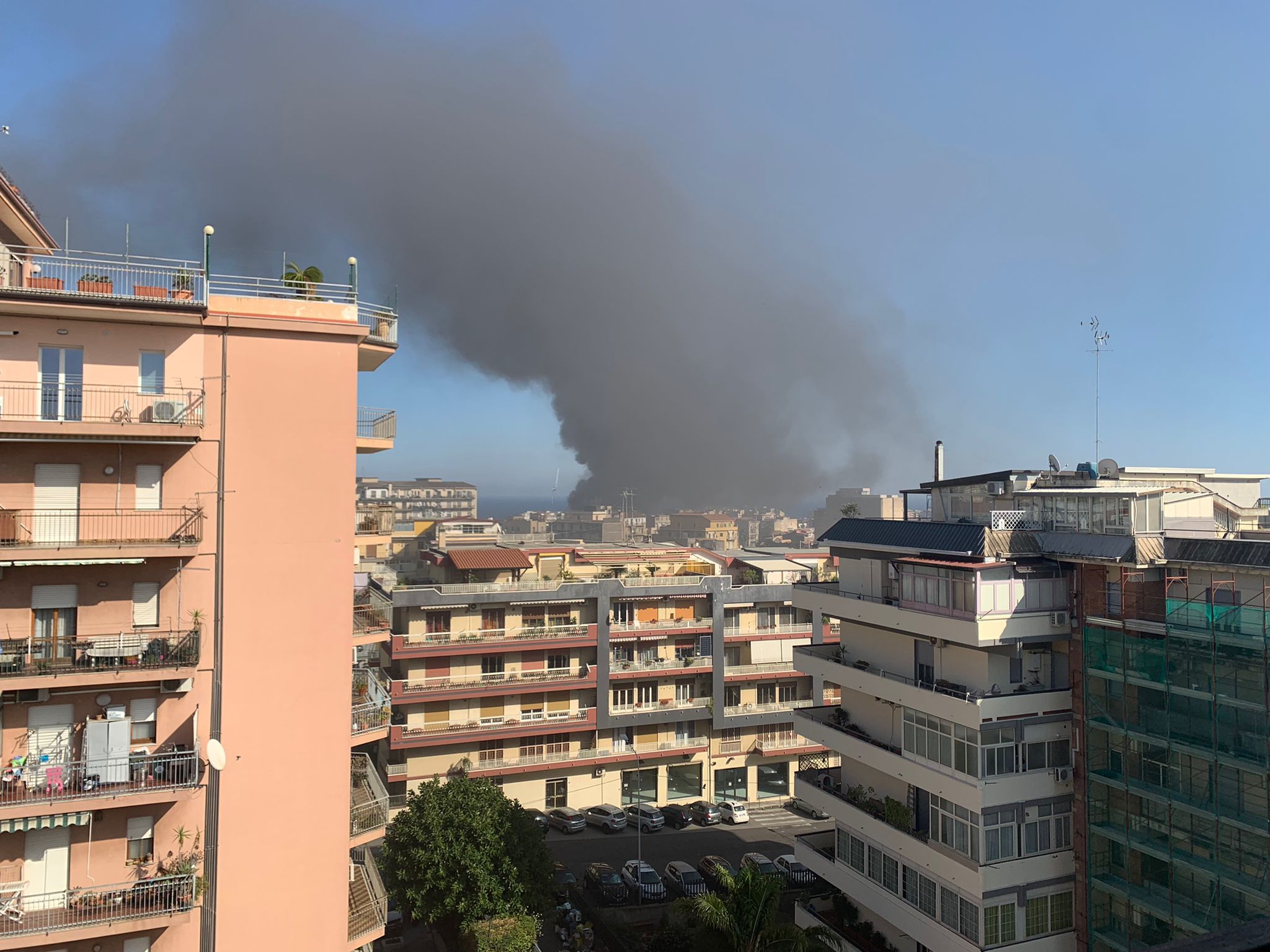 Vasto Incendio A Picanello Nube Nera Visibile Per Chilometri