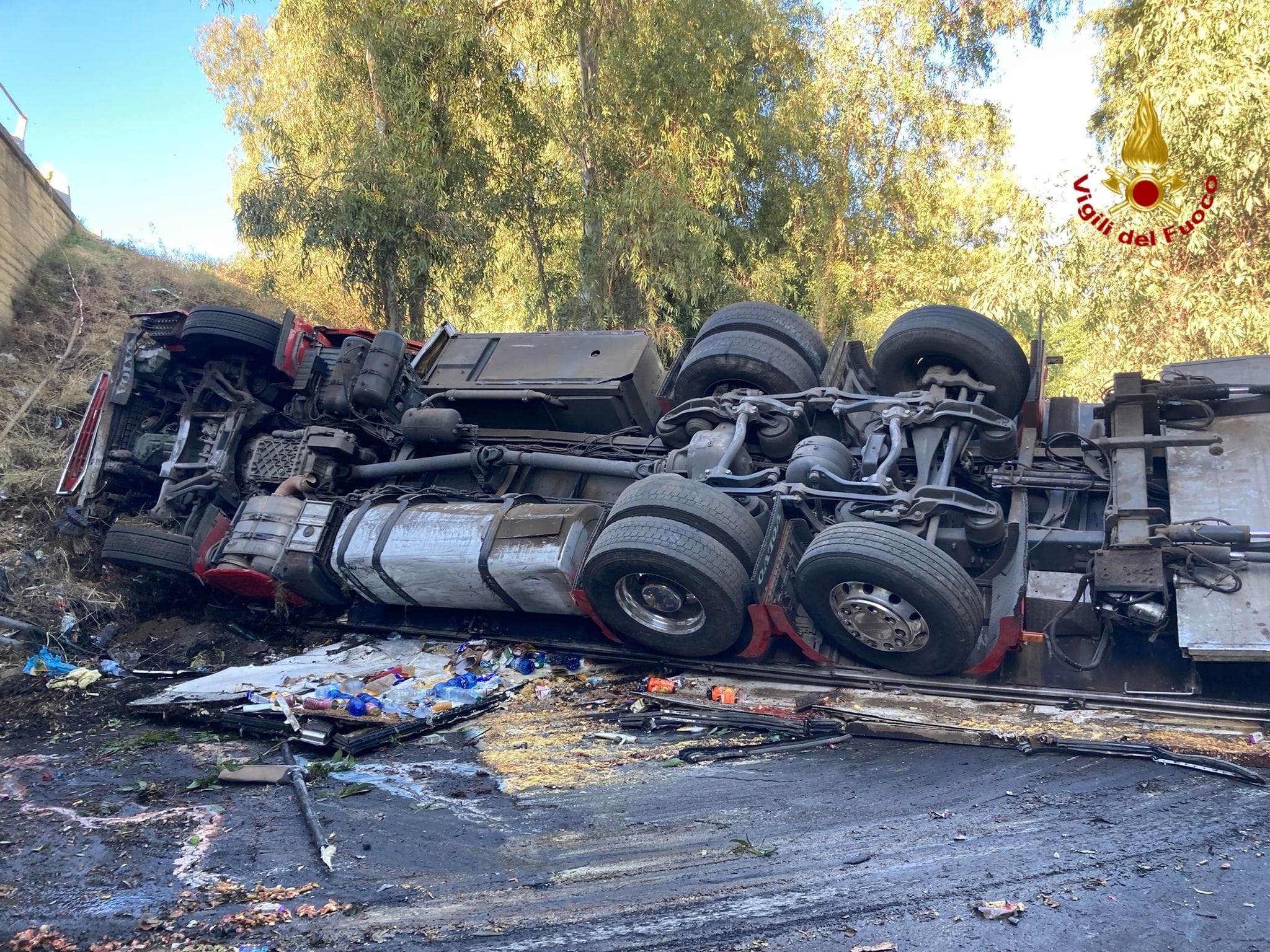 Tragedia Sfiorata In A18 Tir Vola Da Un Viadotto Intervento Dei Vvf