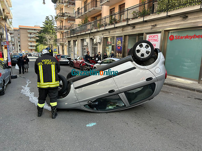 Giarre Auto Si Ribalta In Via Massimo D Azeglio