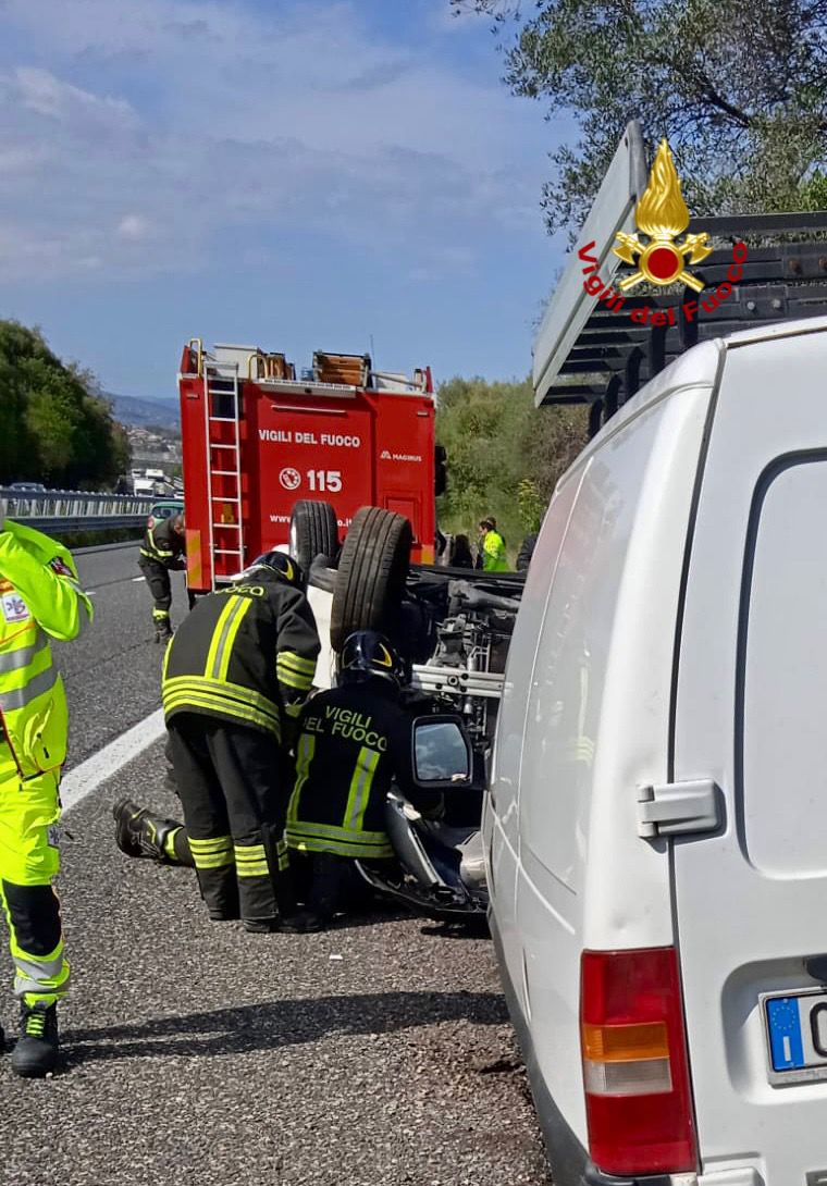 A18 Incidente Tra Acireale E Giarre Intervento Dei Vigili Del Fuoco