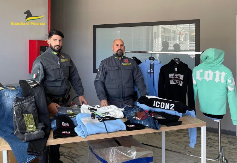 Maxi Sequestro Di Capi Di Abbigliamento Contraffatti