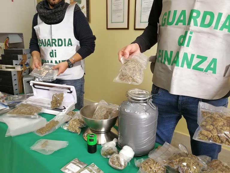 Catania: in auto 1 kg di marijuana, a casa una centrale di masterizzazione. Arrestato