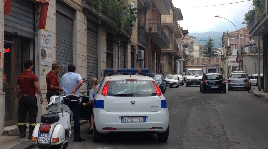 Giarre, cede porzione di intonaco dal ballatoio di un balcone  VIDEO