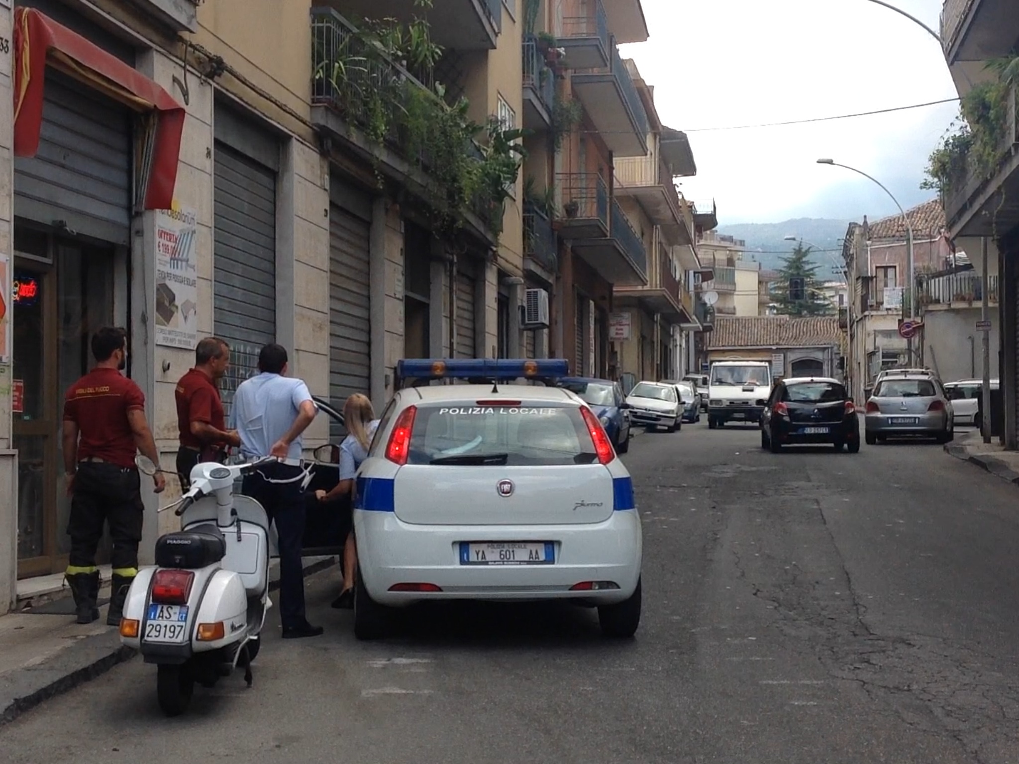 Giarre, cede porzione di intonaco dal ballatoio di un balcone  VIDEO