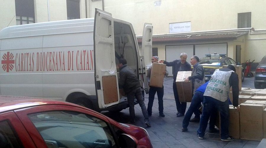 Catania, donate dalla Guardia di finanza alla Caritas 800 paia di scarpe contraffatte