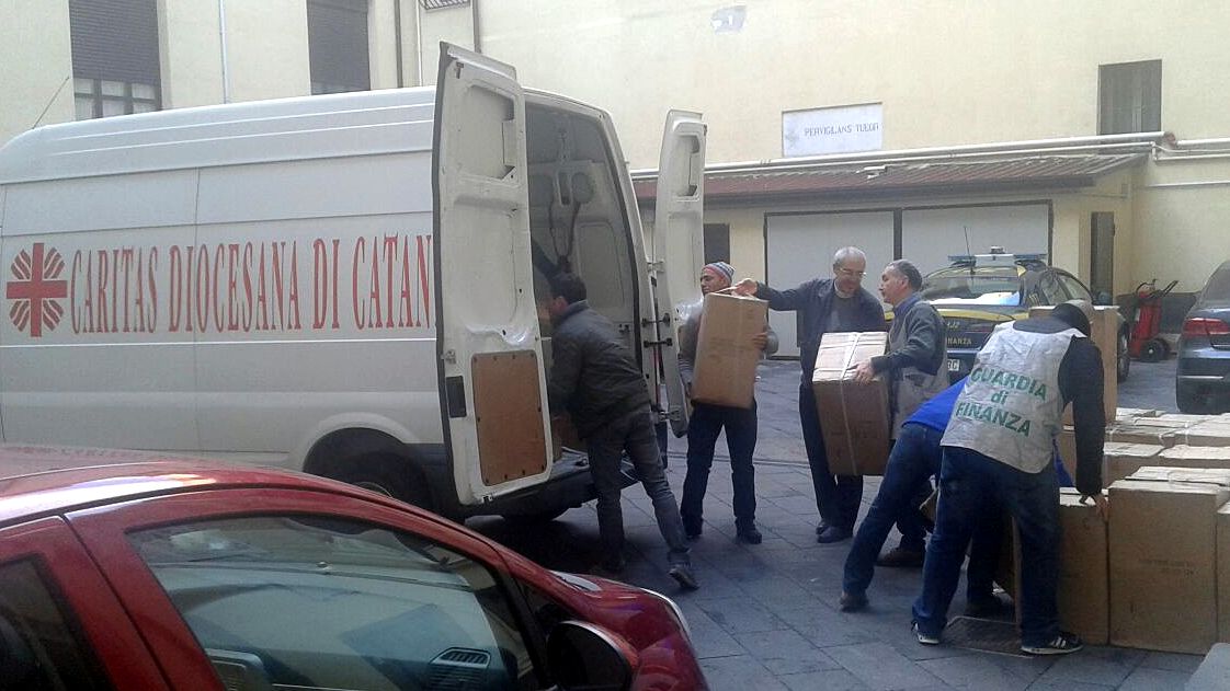 Catania, donate dalla Guardia di finanza alla Caritas 800 paia di scarpe contraffatte