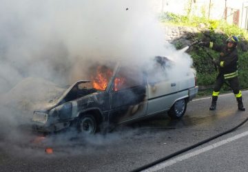 Guardia Mangano, prende fuoco auto gpl in fase di marcia: in azione i vigili del fuoco