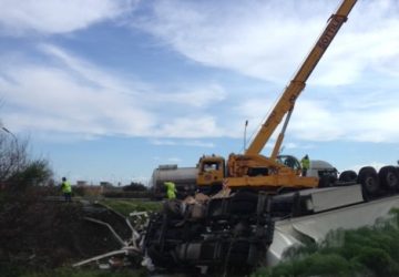 A 18, TIR esce fuori strada e si ribalta