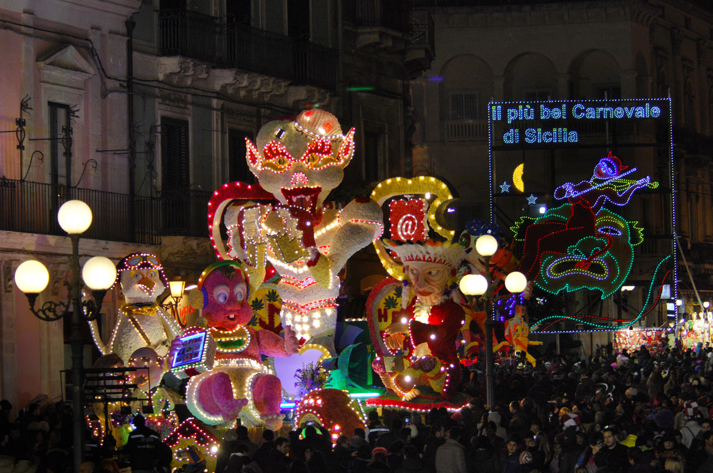 Maltempo ad Acireale, rientrano i carri di carnevale