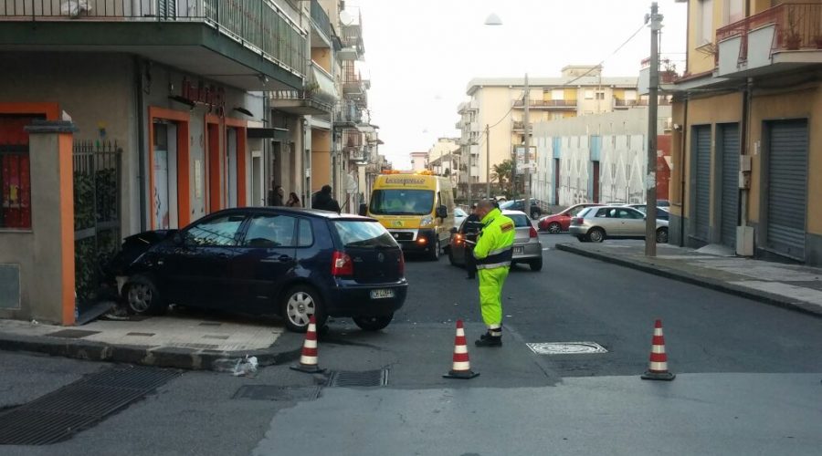 Giarre, incidente in via Luigi Orlando