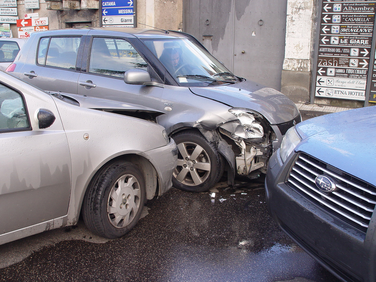 Giarre, traffico in tilt in via Luminaria per un incidente