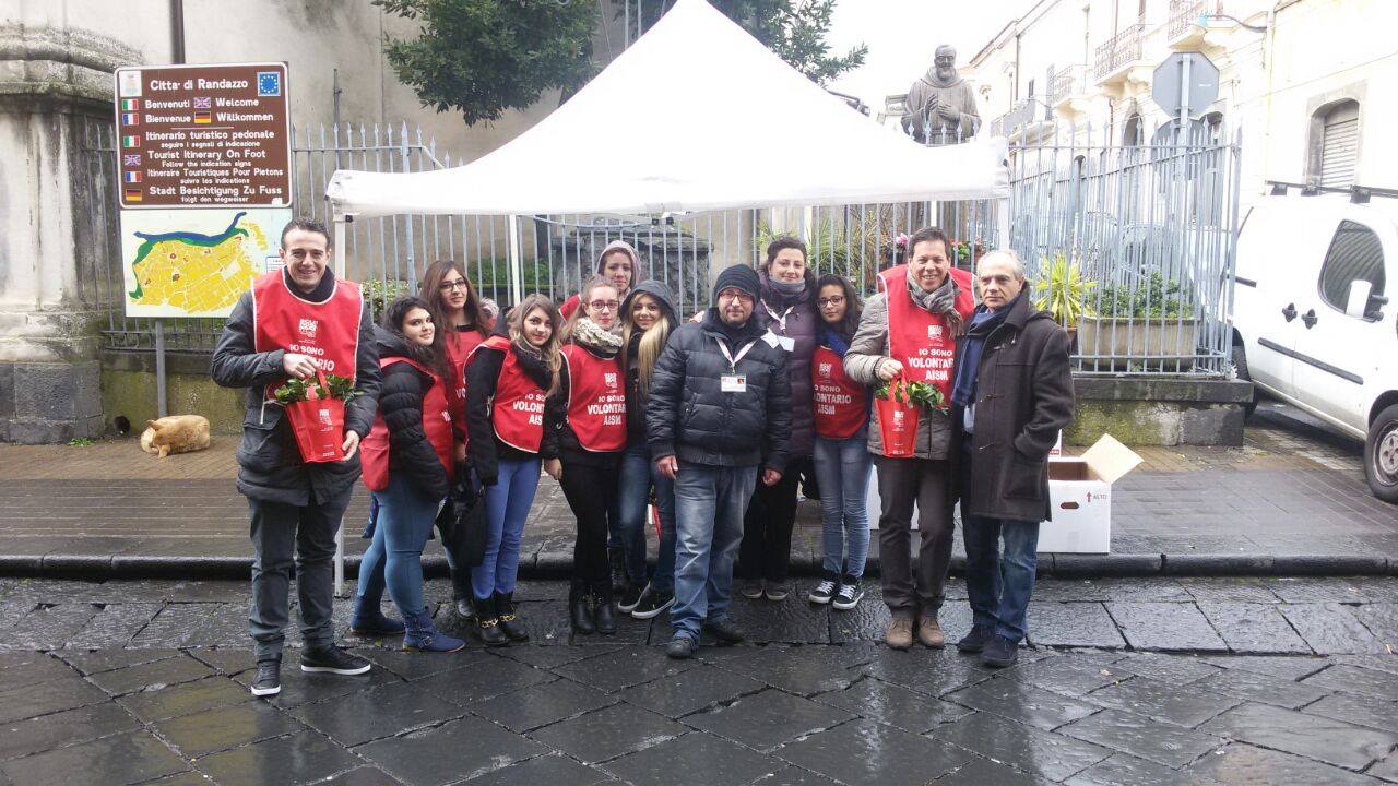 Randazzo, don(n)a la gardenia di Aism per la festa della donna