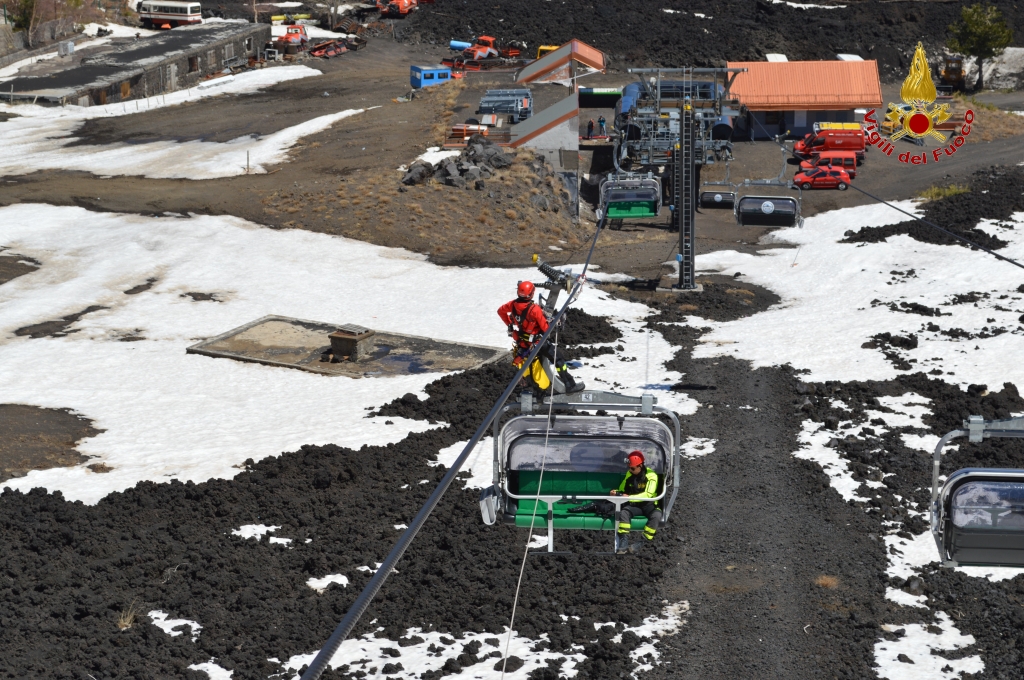 Sul versante Nord dell’Etna spettacolare esercitazione del Saf