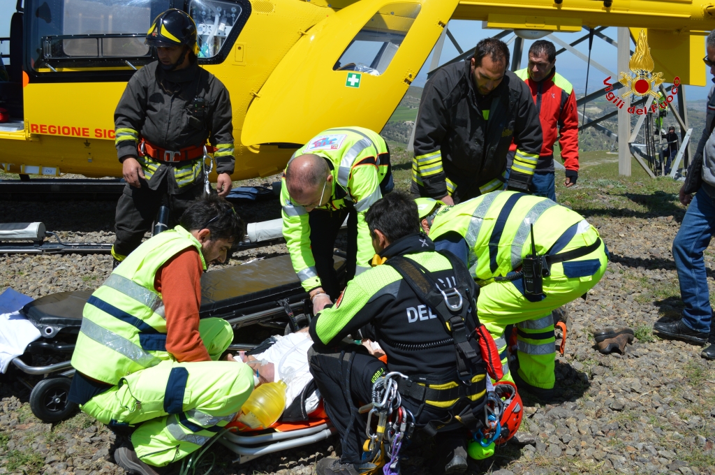 Colto da infarto in cima ad una pala eolica. Salvataggio spettacolare VIDEO