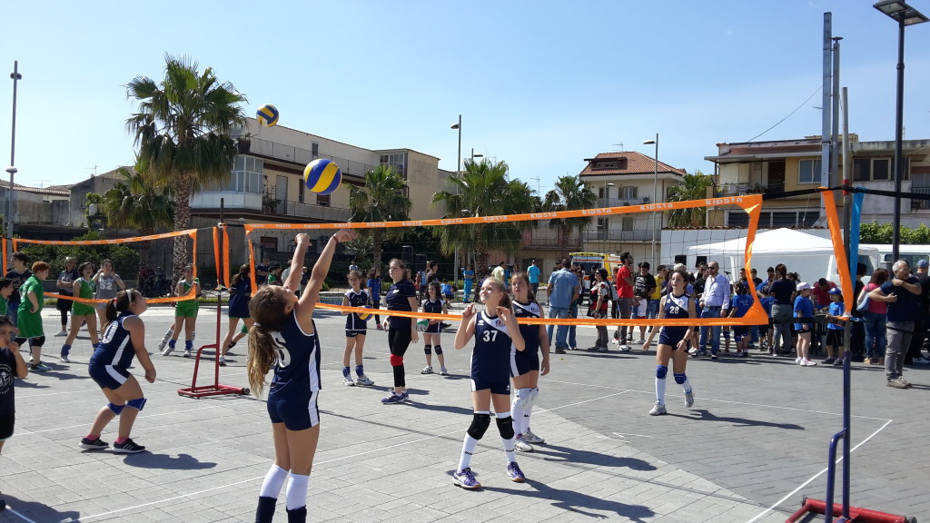 Fiumefreddo, festa dello sport in piazza con il mini volley