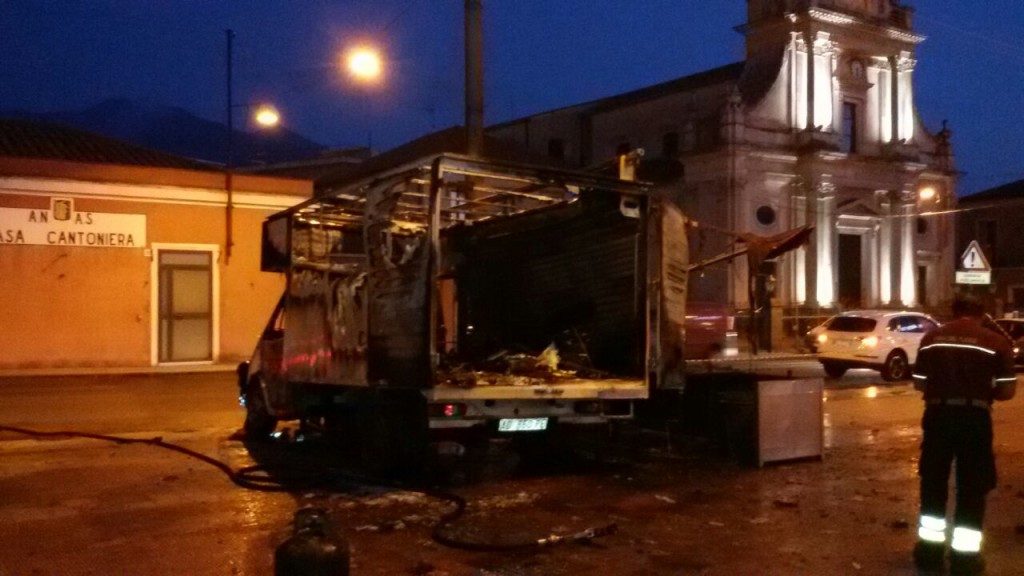 Trepunti, in fiamme camion di crispelle