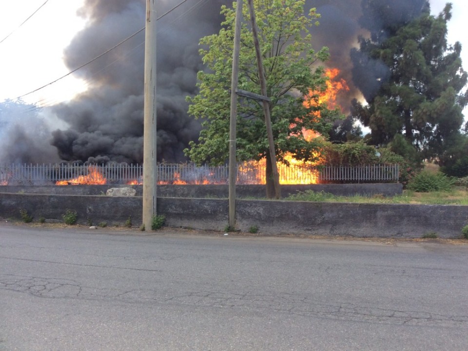 Via Settembrini, fiamme in una vasta area privata