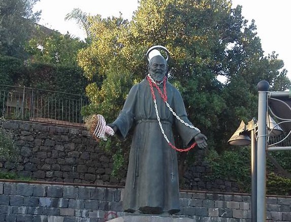 Trecastagni, vandalizzata la statua di Padre Pio FOTO