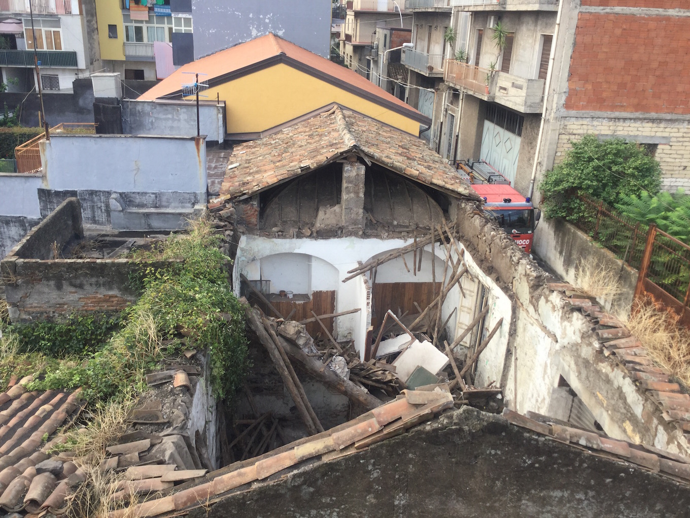 Giarre, tragedia sfiorata, crolla il tetto in due case: in salvo due anziane VD