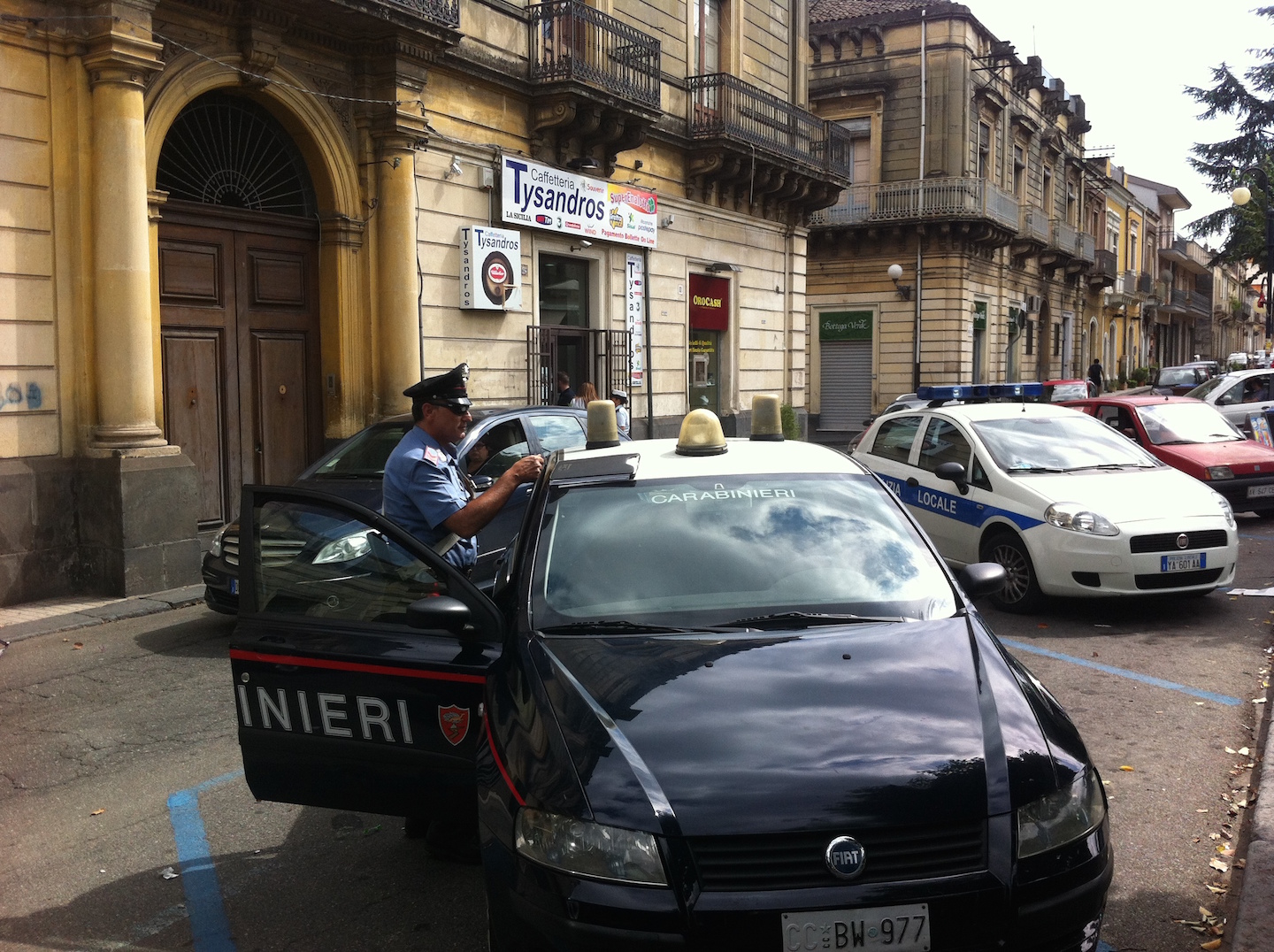 Giarre, malore nel bagno del proprio bar. Intervengono vigili del fuoco, 118 e carabinieri VD