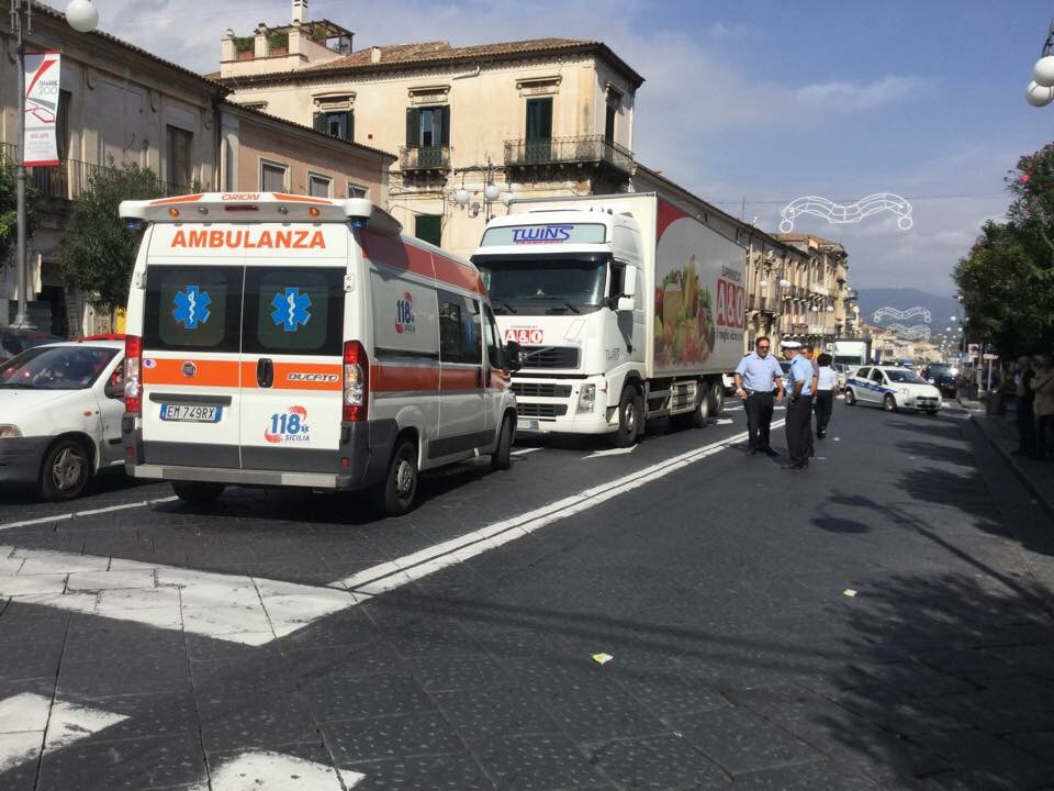 Giarre: donna investita da un autoarticolato