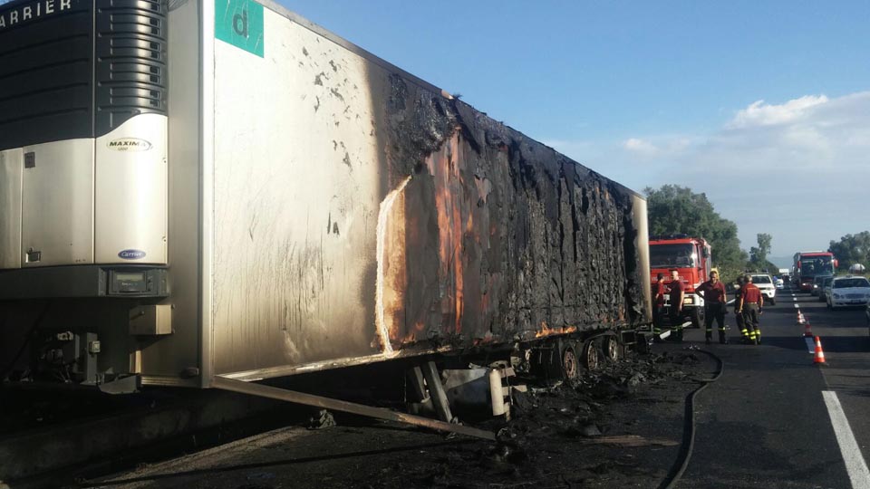 A18, in fiamme autocarro a 2 km da Acireale