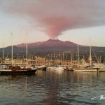 Etna, spettacolare eruzione in corso: A Linguaglossa pioggia di cenere vulcanica