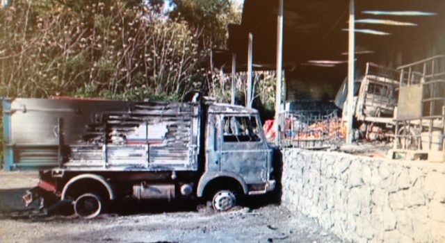 Attentato incendiario in deposito agrumi di Nunziata. L’ombra del racket? FOTOGALLERY