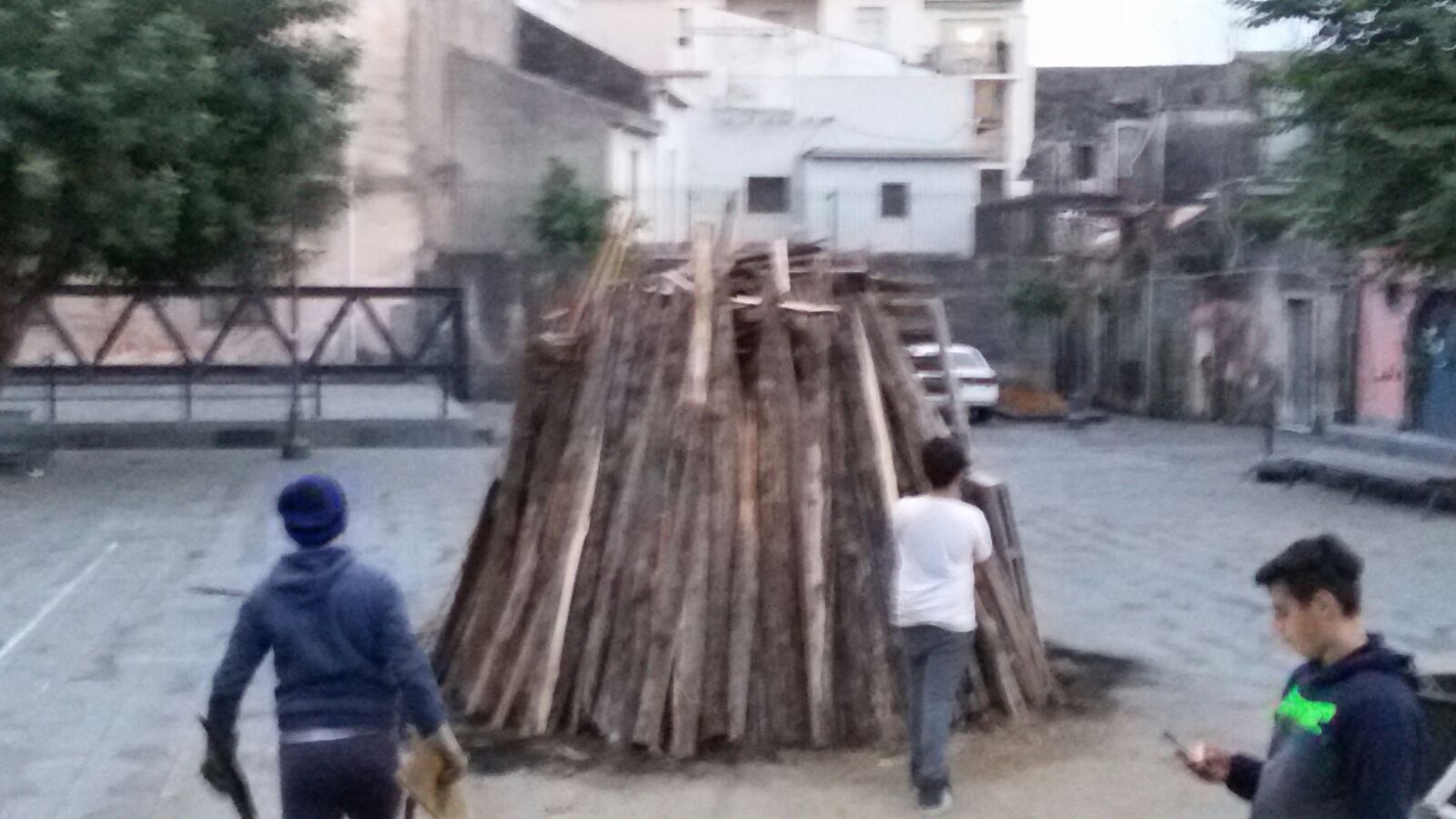 Giarre, il tradizionale ceppo di Capodanno al Camposantovecchio