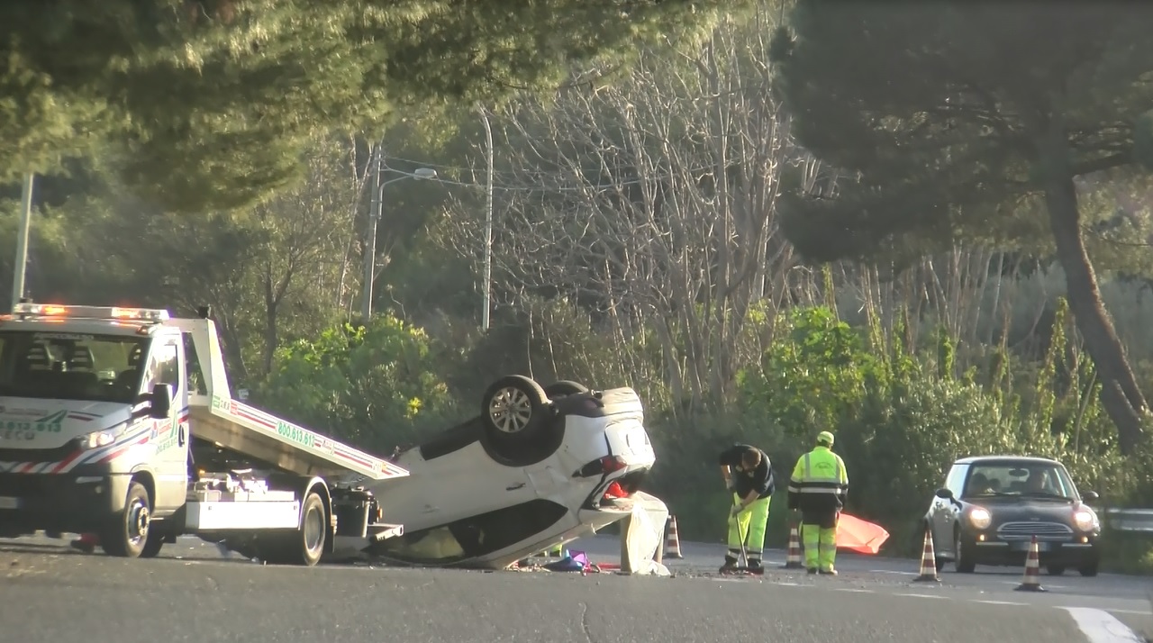 Spettacolare incidente in autostrada, auto ribalta vicino al casello di Giarre