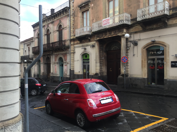 Giarre, prima le ordinanze e poi i segnali stradali. Stalli scarico merci: è anarchia