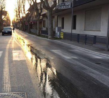 Fiumefreddo, incidente autonomo, auto si ribalta scivolando sulla scia di liquido di agrumi perso da un camion: un ferito