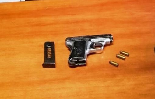 Linera, 80enne minaccia con la pistola confinante. Arrestato