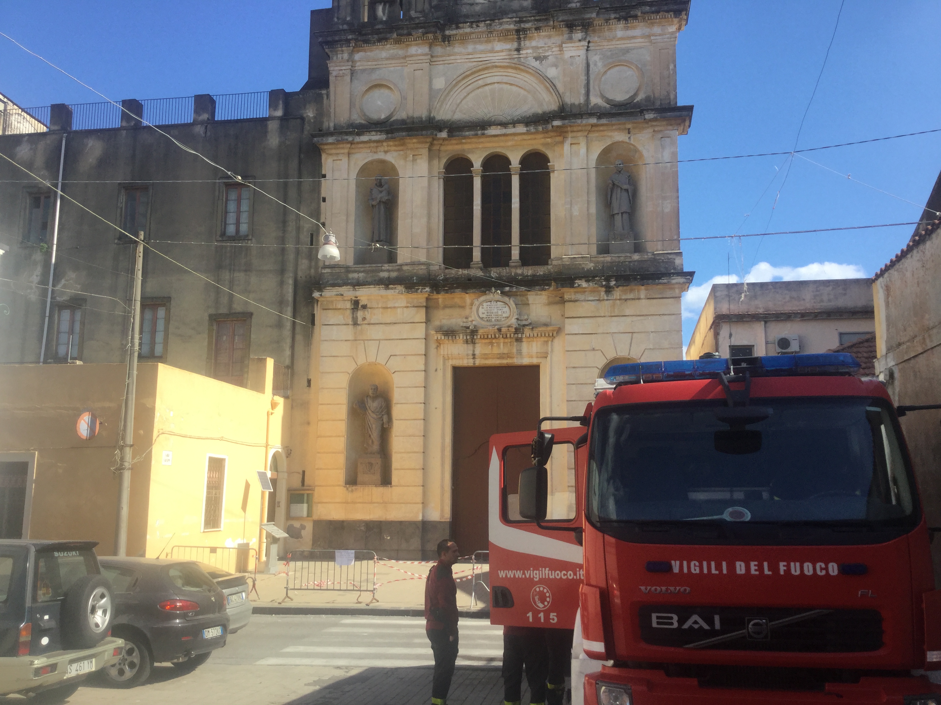 Riposto, frammenti del campanile chiesa S.Giuseppe finiti in strada e sul tetto di una casa VD