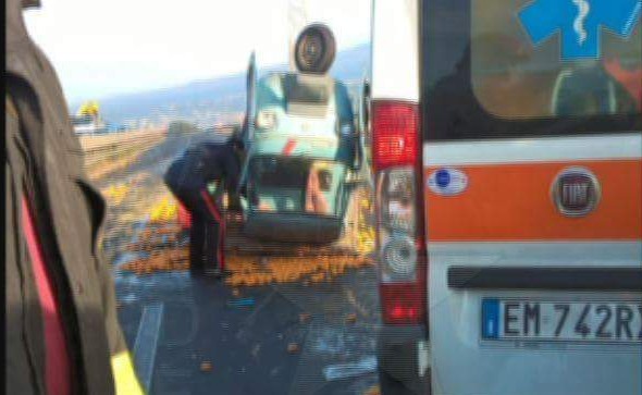 Ss 121, Piano Tavola: moto Ape si ribalta dopo tamponamento. Gravi ferite per il conducente