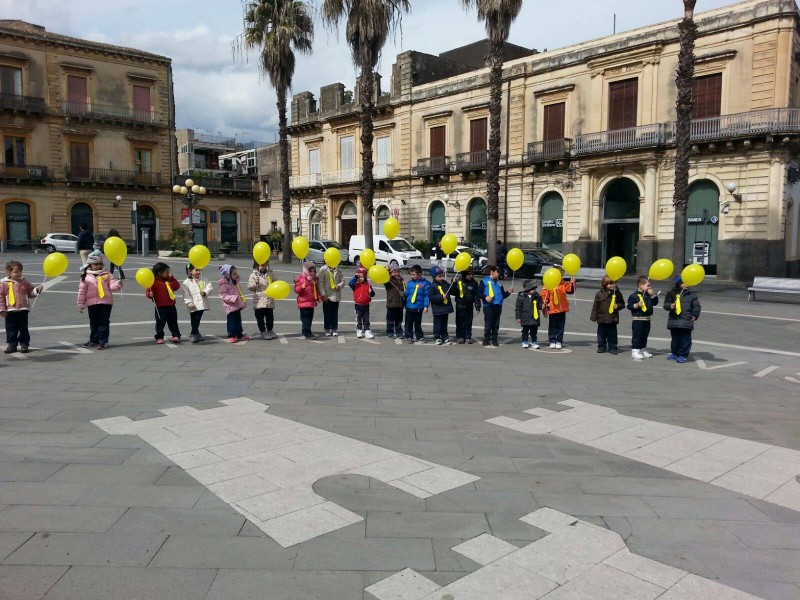 Giarre, flash mob in onore alla Donna degli allievi del I istituto comprensivo