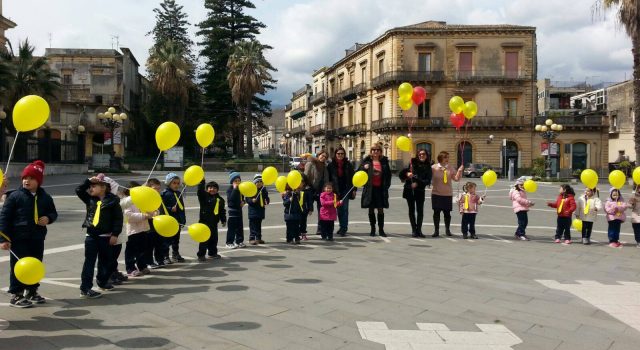 Giarre, flash mob in onore alla Donna degli allievi del I istituto comprensivo