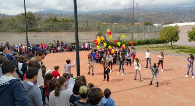 Giarre, flash mob in onore alla Donna degli allievi del I istituto comprensivo