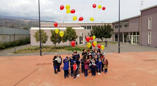 Giarre, flash mob in onore alla Donna degli allievi del I istituto comprensivo