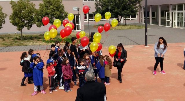 Giarre, flash mob in onore alla Donna degli allievi del I istituto comprensivo