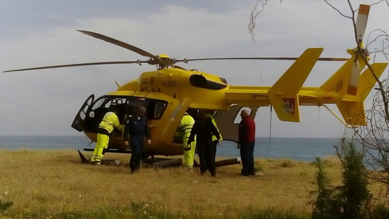 Lungomare di Fiumefreddo: scontro tra auto e moto. Interviene elisoccorso