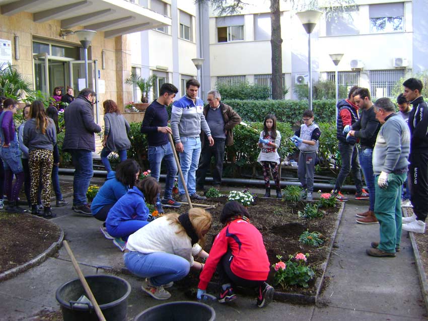 Giarre, studenti del “Macherione” e dell’Agrario collocano piantine nelle aiuole della scuola