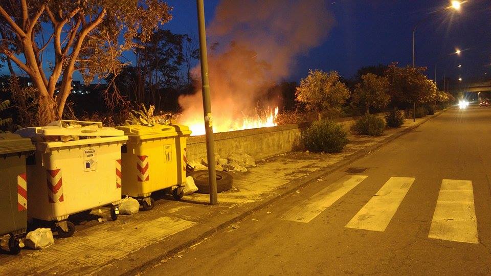 Giarre, ennesimo incendio in viale Don Minzoni. Protestano i residenti