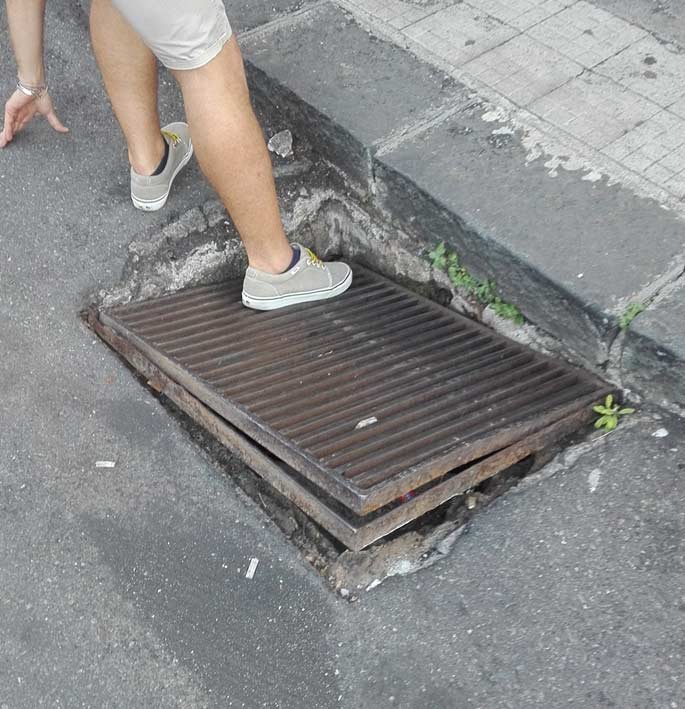 Giarre: tombini pericolanti e puzzolenti. Protestano i cittadini