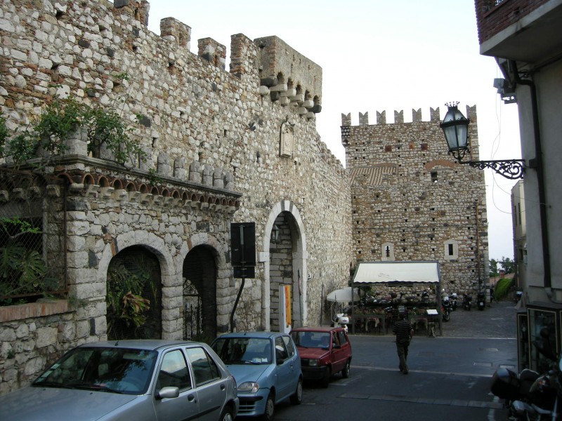 Taormina, disoccupato per protesta tenta di lanciarsi nel vuoto. Salvato dai carabinieri