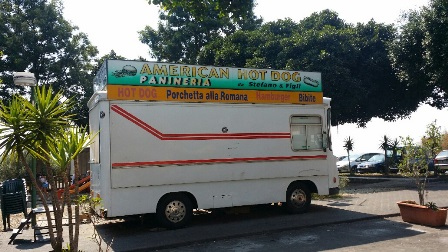 Catania, blatte in panificio e alimenti in cattivo stato di conservazione nelle macellerie: tre denunce