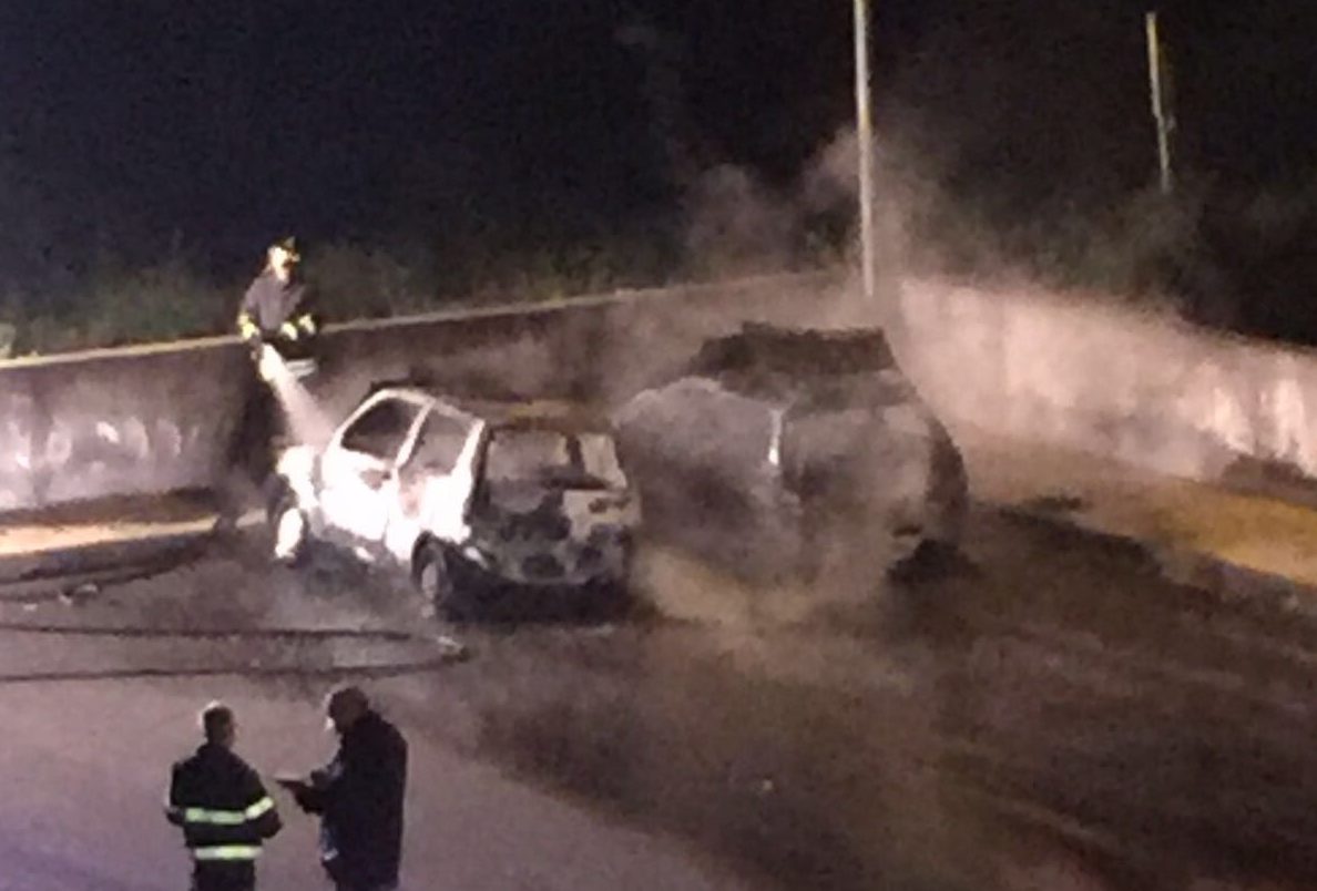 Giarre, due auto in fiamme in via Angelo Rocca