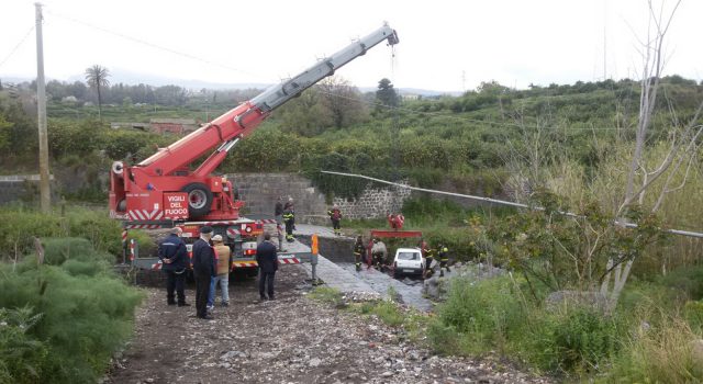 Giarre, Panda finisce nel greto del torrente Macchia: un ferito. Intervento dei vigili del fuoco