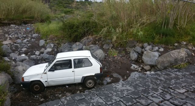 Giarre, Panda finisce nel greto del torrente Macchia: un ferito. Intervento dei vigili del fuoco